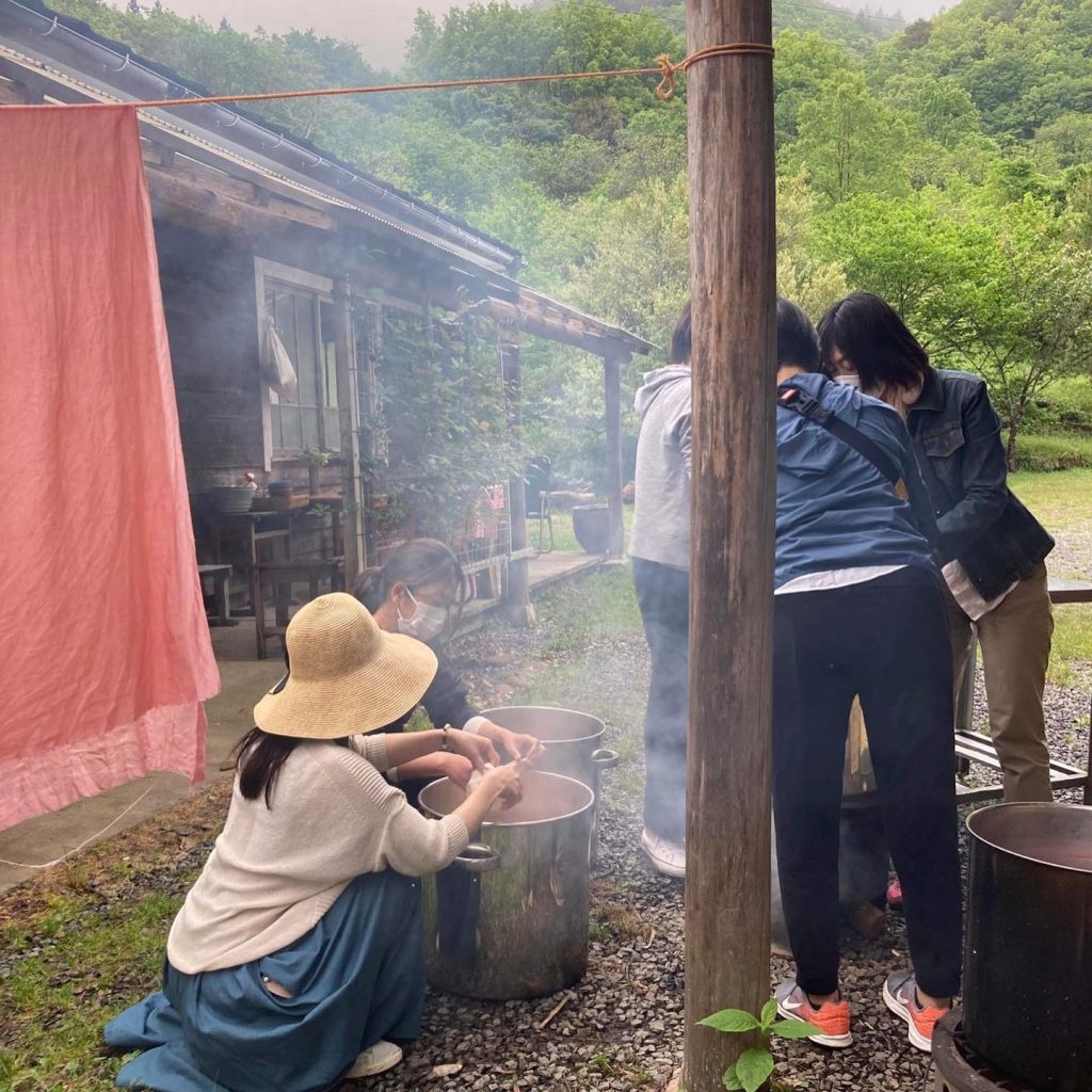 由良野の森で草木染め 華布 Hanafu 由良野の森で草木染め 華布 Hanafu
